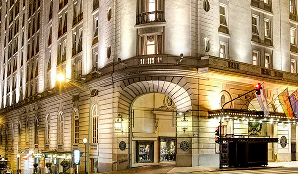 Fachada clássica do Hotel Alvear em Buenos Aires, ideal para viagens de luxo.