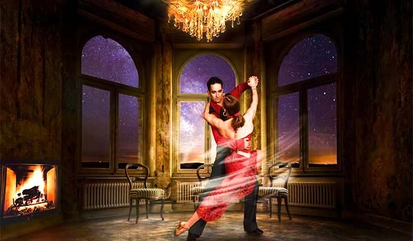 Casal de dançarinos profissionais realizando uma dança elegante e apaixonada em um ambiente luxuoso com janelas grandes e vista para o céu estrelado. shows de Tango em Buenos Aires.