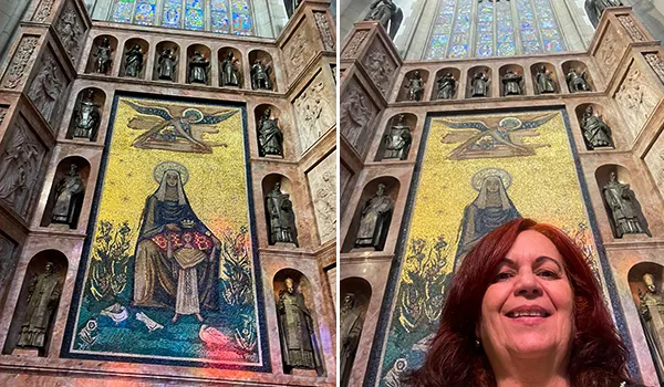 Montagem com ângulo de baixo para cima de vitral em mosaico religioso, com medalhão dourado e figura de Nossa Senhora ao centro, e parte do rosto de uma mulher com cabelos vermelhos no enquadramento inferior.