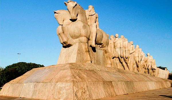 Imagem do Monumento às Bandeiras, na entrada do Parque Ibirapuera, um dos pontos turísticos de SP.