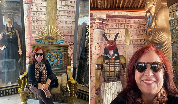 Deusa Rodrigues sentada em uma cadeira dourada em um cenário egípcio, com hieróglifos e figuras de deuses no fundo, durante a Visita guiada ao Templo de Salomão.