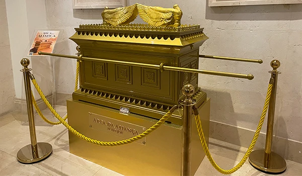 Arca da Aliança é uma importante relíquia bíblica, representando a presença de Deus e a aliança com seu povo. A imagem apresenta a arca dourada com detalhes elaborados.