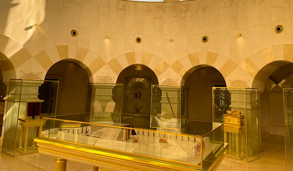 Imagem do interior de um santuário com uma exposição rica em detalhes, incluindo arcos e objetos históricos, ideal para explorar a cultura local.