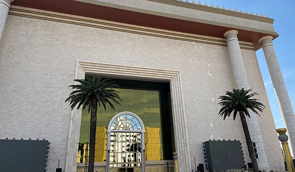 Vista detalhada das imponentes colunas de um edifício de estilo arquitetônico clássico, destacando sua estrutura robusta e simbólica, refletindo grandeza.