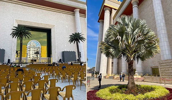 Imagem do imponente da fachada do auditório, com cadeiras vazias e palmeira ao lado, representando um espaço amplo e bem projetado, ideal para eventos e reuniões, imagem durante a visita guiada ao Templo de Salomão.
