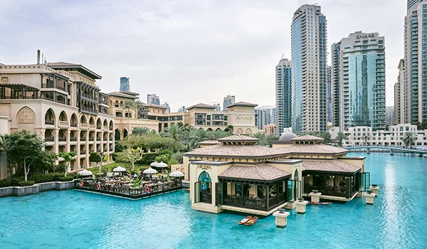 Vista deslumbrante do lago em Dubai, destacando a arquitetura luxuosa e os arranha-céus ao fundo, ideal para turismo e lazer.