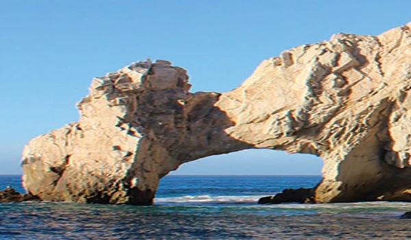 Vista do Arco do Cabo em Los Cabos, uma formação rochosa impressionante que se ergue sobre as águas do oceano, um destino popular entre turistas.