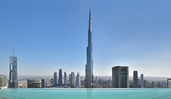 Vista panorâmica do Burj Khalifa, o edifício mais alto do mundo, em Dubai. A imagem mostra a skyline da cidade em um dia claro.