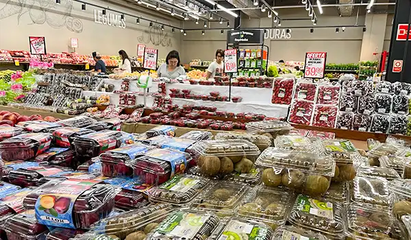 Supermercado com variedade de legumes e frutas, destaque para frutas de cásca dura, oferece opções frescas e saudáveis para culinária.