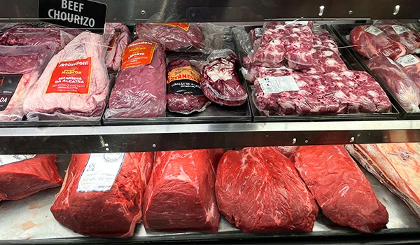 Seleção de carne de carne bovina para churrasco, incluindo alcatra, chorizo, patinho e contrafilé, disponível na seção de carnes de supermercado.