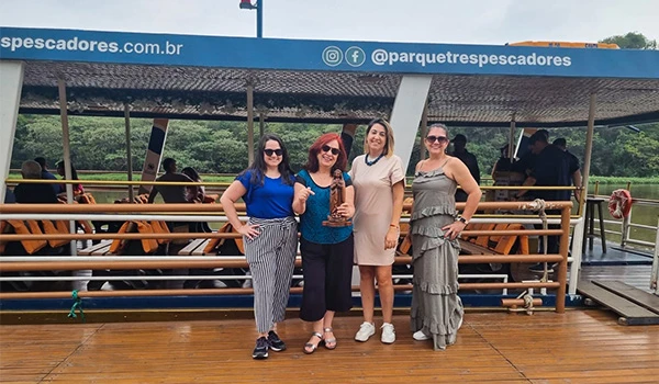 Foto de Deusa Rodrigues e outras 3 blogueiras de viagem felizes em passeio de barco no Parque Três pescadores em Aparecida.