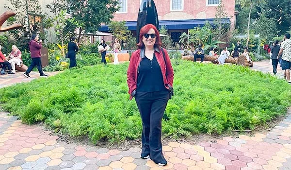 Deusa Rodrigues em frente ao um dos jardins do Complexo Matarazzo ao lado do Rosewood Hotel.