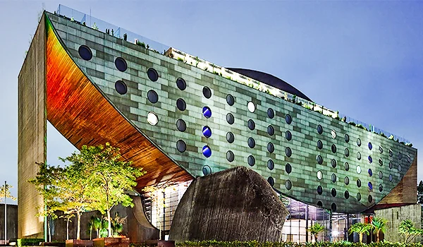Foto do Unique Hotel, com sua arquitetura marcante em formato aredondado, que lembra uma fatia de melancia.