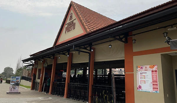 Imagem da fachada da estação do trenzinho no Parque Três Pescadores em Aparecida.