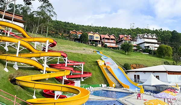 Parque aquático com tobogãs coloridos e piscina, ideal para diversão em família ou amigos, situado no Hotel China Park.