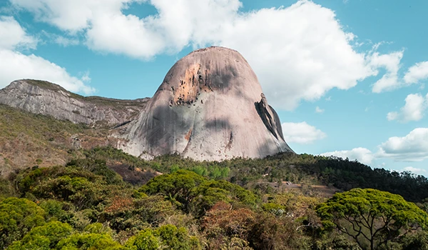 Vista da majestosa Pedra Azul, um dos cartões-postais da Rota das Montanhas Capixabas.