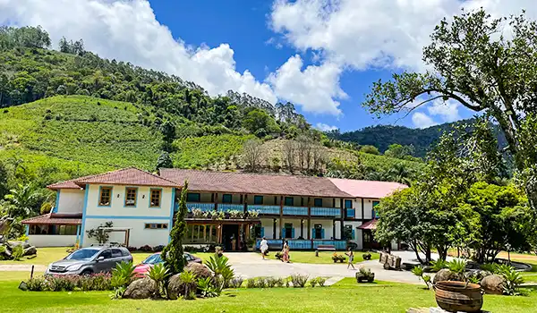 Imagem do restaurante cercado  por áreas verdes na Rota das Montanhas Capixabas.