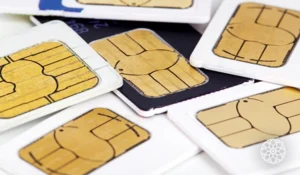 Várias chips de telefone celular em cima de uma superfície clara, representando tecnologia de comunicação moderna e soluções de conectividade. Experiência com o Sim Premium.