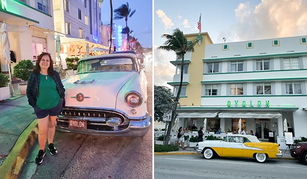 Imagem de Deusa Rodrigues ao lado de um carro clássico em frente ao Hotel Avalon, em uma rua vibrante e iluminada, destacando o charme da arquitetura e a cultura local.