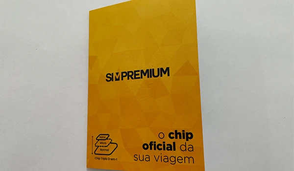 Imagem de um folheto da SIM PREMIUM, destacando o chip oficial da sua viagem, com informações sobre uso em diferentes países.