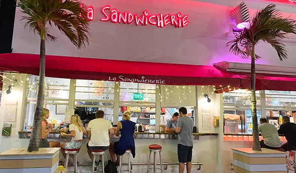 La Sandwicherie é um popular ponto de comida em Miami, conhecido por seus deliciosos sanduíches e ambiente acolhedor, perfeito para refeições ao ar livre.