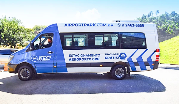 Van do Airport Park oferecendo estacionamento para o aeroporto de Guarulhos (GRU) com traslado gratuito e 24 horas de serviço. Uma ótima opção o estacionamento em Guarulhos Airport Park.