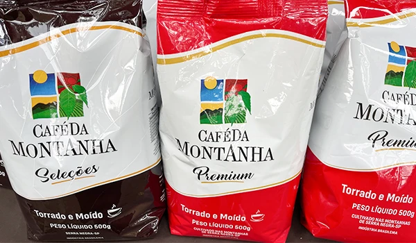 Sacos de Café da Montanha, incluindo as variedades Seleções e Premium, com peso líquido de 500g cada.