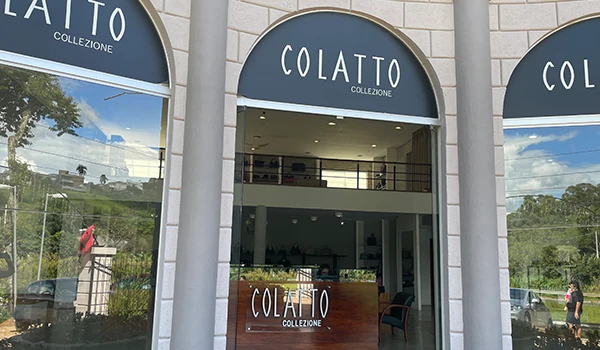 Imagem da fachada da loja Colatto Collezione, destacando sua arquitetura moderna e a identificação da marca.