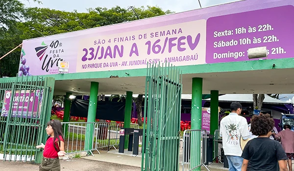 Imagem da entrada da 40ª Festa da Uva, no Parque da Uva, com informações sobre os dias e horários do evento, que ocorre no verão. 