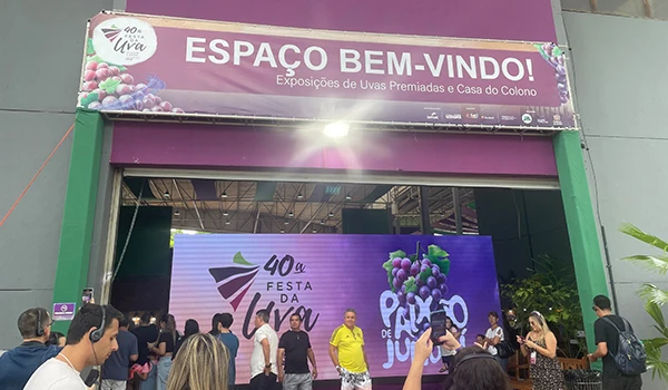 Entradas do Espaço Bem-Vindo na 40ª Festa da Uva, destacando exposições de uvas premiadas e eventos locais