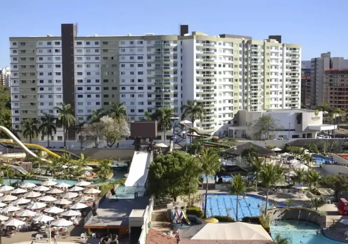 Vista panorâmica de um resort com piscinas, toboáguas e jardins, enfatizando a infraestrutura e lazer disponíveis para os hóspedes. Entre os hotéis e parques para curtir o Carnaval é um dos mais completos.