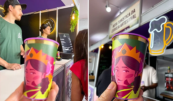 Copo com estampa de uma mulher estilizada usando uma coroa, em evento ou feira, com várias pessoas ao fundo e uma aparência moderna e vibrante. Típica Festa da Uva de Jundiaí.