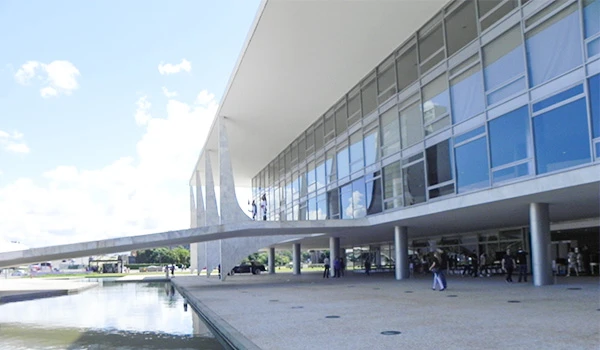 Fachada moderna do Palácio do Planalto em Brasília, sede do Governo do Brasil.