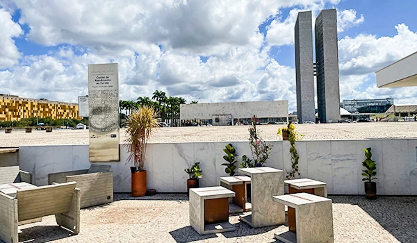 Foto da Casa de Chá SENAC - DF em frente ao Palácio do Planalto em Brasília, com vista para o Congresso Nacional.