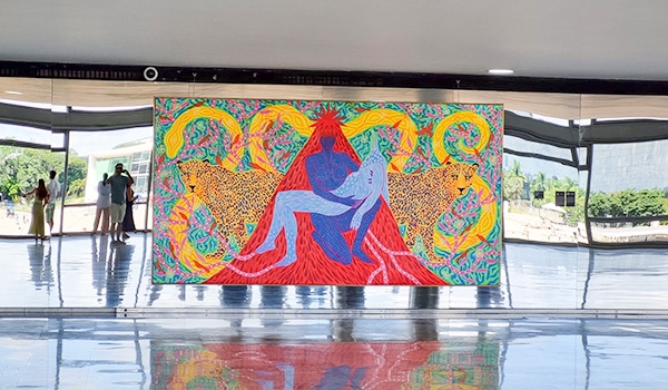 Pintura vibrante em uma galeria moderna, destacando formas humanas e leões em um fundo colorido. Reflete a beleza da arte contemporânea.