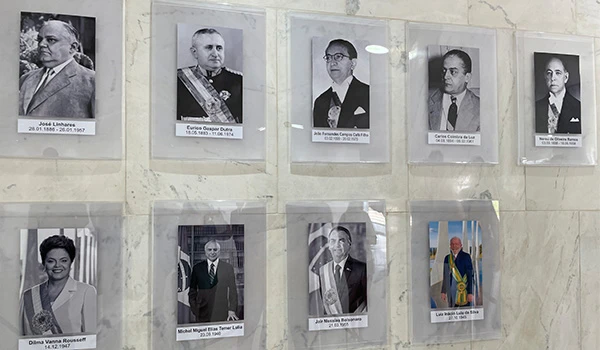 Retrato de líderes políticos brasileiros em exibição. As fotos incluem figuras históricas importantes. Dicas sobre a visita ao Palácio do Planalto.