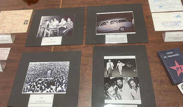 Imagens históricas relacionadas ao movimento popular e ao Partido dos Trabalhadores, retratando eventos marcantes e figuras importantes.
