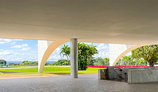 Vista da arquitetura moderna do Museu Nacional da República, destacando arcos e um belo paisagismo no Parque da Cidade em Brasília.
