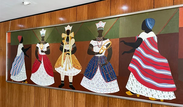 Pintura representando figuras femininas em trajes tradicionais, refletindo a cultura afro-brasileira e suas raízes. A arte destaca a beleza e a força das mulheres.