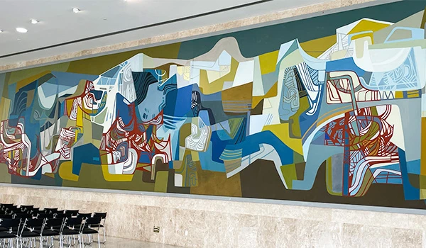 Pintura abstrata em grande formato exposta em um espaço moderno, com cores vibrantes e formas geométricas, ideal para apreciação de arte contemporânea. Dicas sobre a visita ao Palácio do Planalto.