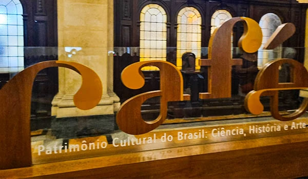 Imagem do letreiro 'café', destacando o patrimônio cultural do Brasil, relacionado à ciência, história e arte. Festival do Café em São Paulo.