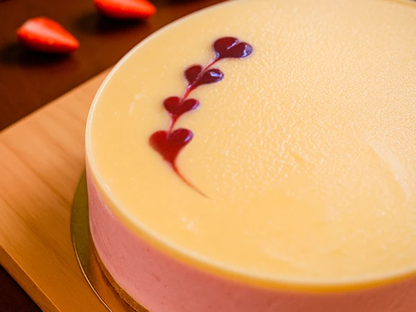 Delicioso bolo decorado com corações de calda de frutas, ideal para festas e celebrações. Uma sobremesa que encanta os olhos e o paladar, ideal para um dos presentes para o Dia das Mães com gastronomia.