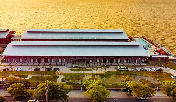 Imagem do Museu de Arte de São Paulo (MASP) localizado na Avenida Paulista, destaque por sua arquitetura moderna e vista para o centro de São Paulo ao nascer do sol.
