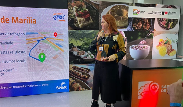 Profissional apresentando uma palestra sobre Turismo e Gastronomia em evento promovido para o setor de alimentos no estado de São Paulo, Brasil.