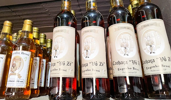 Lotes de cachaças artesanais da marca 'Do Zé' produzidas pelo Engenho Bessi em Pedreira, São Paulo. Rotas Gastronômicas no Interior SP