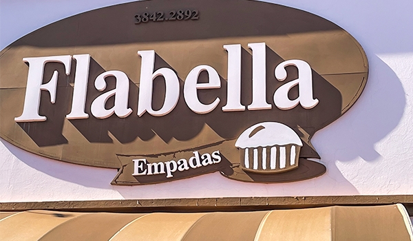 Fachada do estabelecimento Flabella Empadas, especializada em empadas, com sinalização visível na fachada. Rotas Gastronômicas do interior de SP.