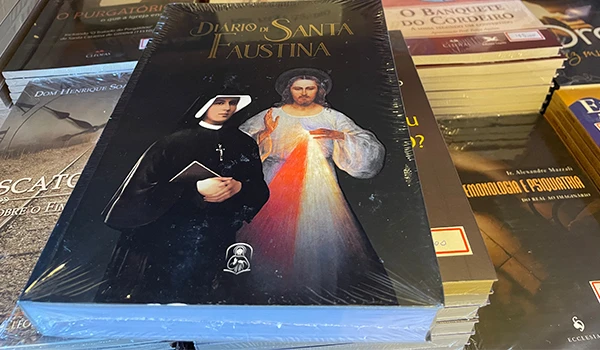 Livro 'Dário de Santa Faustina' com capa que apresenta uma imagem de Santa Faustina e uma freira, em destaque numa live de livros religiosos.