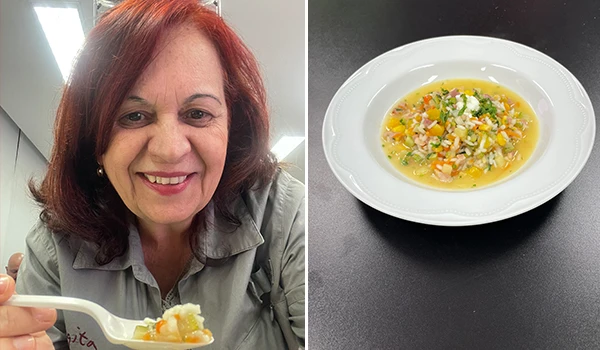 Deusa Rodrigues degustando o prato arroz caldoso, ao lado de uma tigela com a mesma sopa em um prato branco. Rotas Gastronômicas do interior de SP.