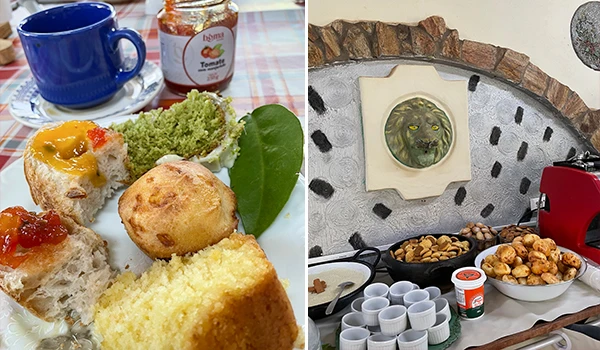 Mesa de café da manhã com pão, bolo, geleia, chá, e uma decoração com relógio de parede ao fundo, representando um momento acalorado e aconchegante.