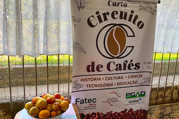 Banner do Circuito de Cafés no Sítio Olho D´Água, destacando história, cultura, ciência, tecnologia e educação, com uma tigela de maçãs ao lado.